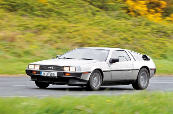 DMC De Lorean всъщност се възприемаше с доста смесени оценки след пускането на пазара. Съобщаваше се, че качеството на изработката е лошо, но возията и управлението не. Хвален беше разходът. Шок, като се има предвид, че се задвижва от 2,8-литров V6 мотор. 

Но след това дойде главна роля в един от най-големите филмови франчайзи на десетилетието и изведнъж стана готин.

Въпреки че De Lorean обикновено се разглежда като GT автомобил, представянето му всъщност не е толкова добро. Вдига до стотака за 9,0 секунди и максимално 165 километра в час.